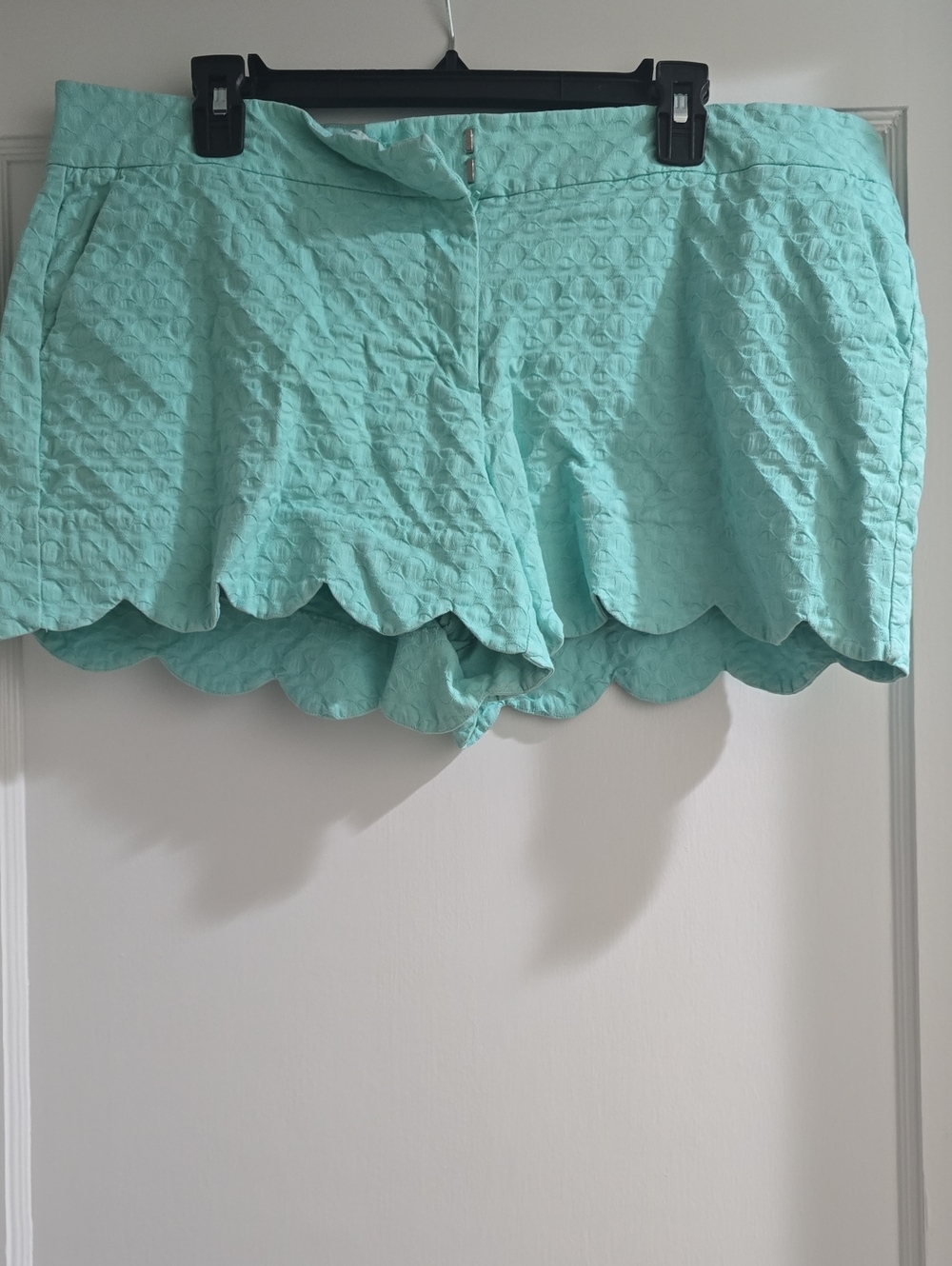 crown & ivy Mint Scalloped Hem Women's Shorts